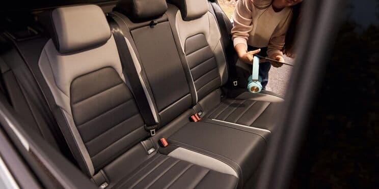 volkswagen-golf-variant-sedadla-payless-lease.jpg